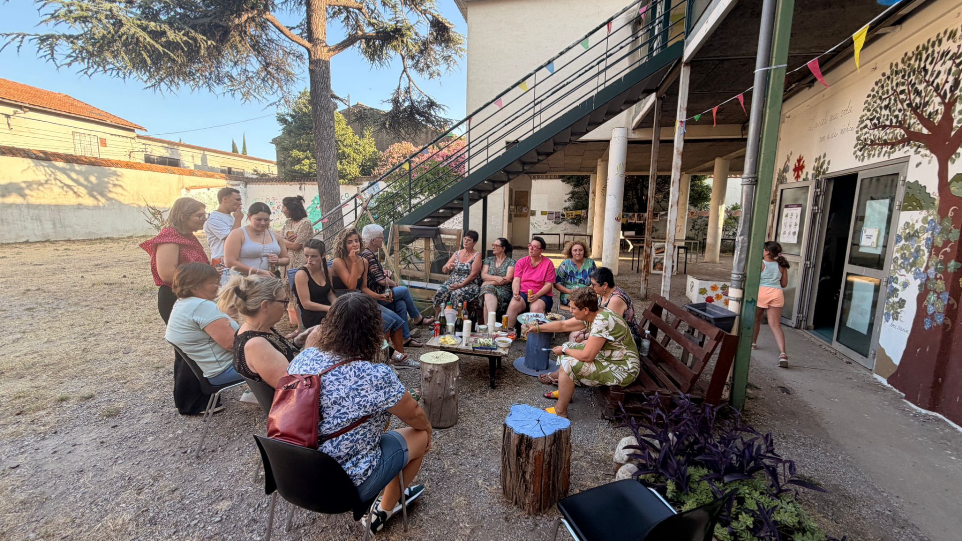 Un temps d'échange convivial dans la cour de PEPS Aude
